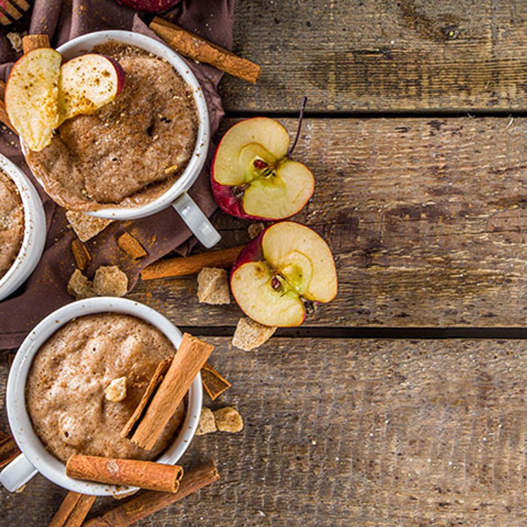 'Mug cake' de tarta de manzana con canela
