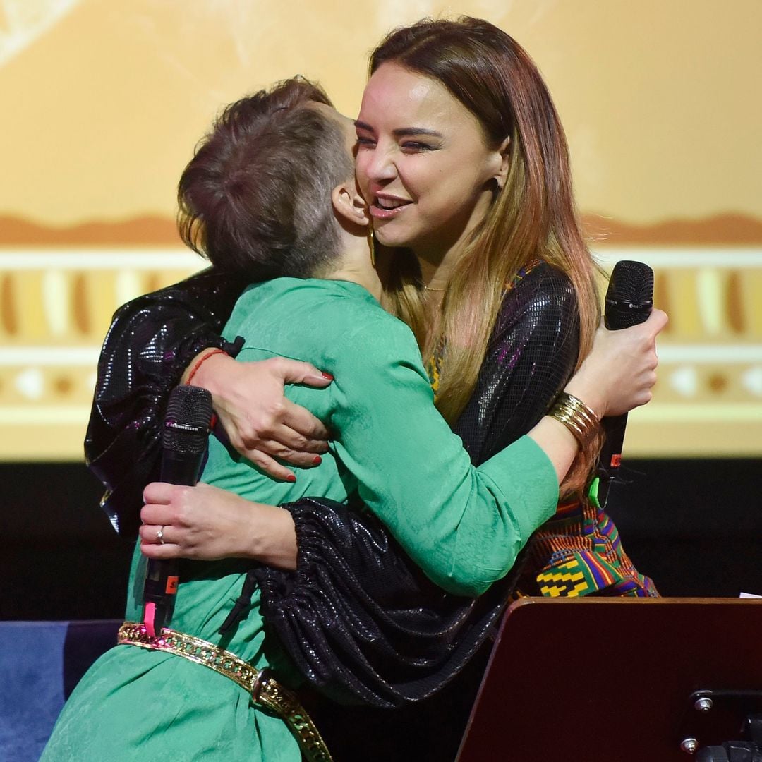El emotivo abrazo de las dos artistas