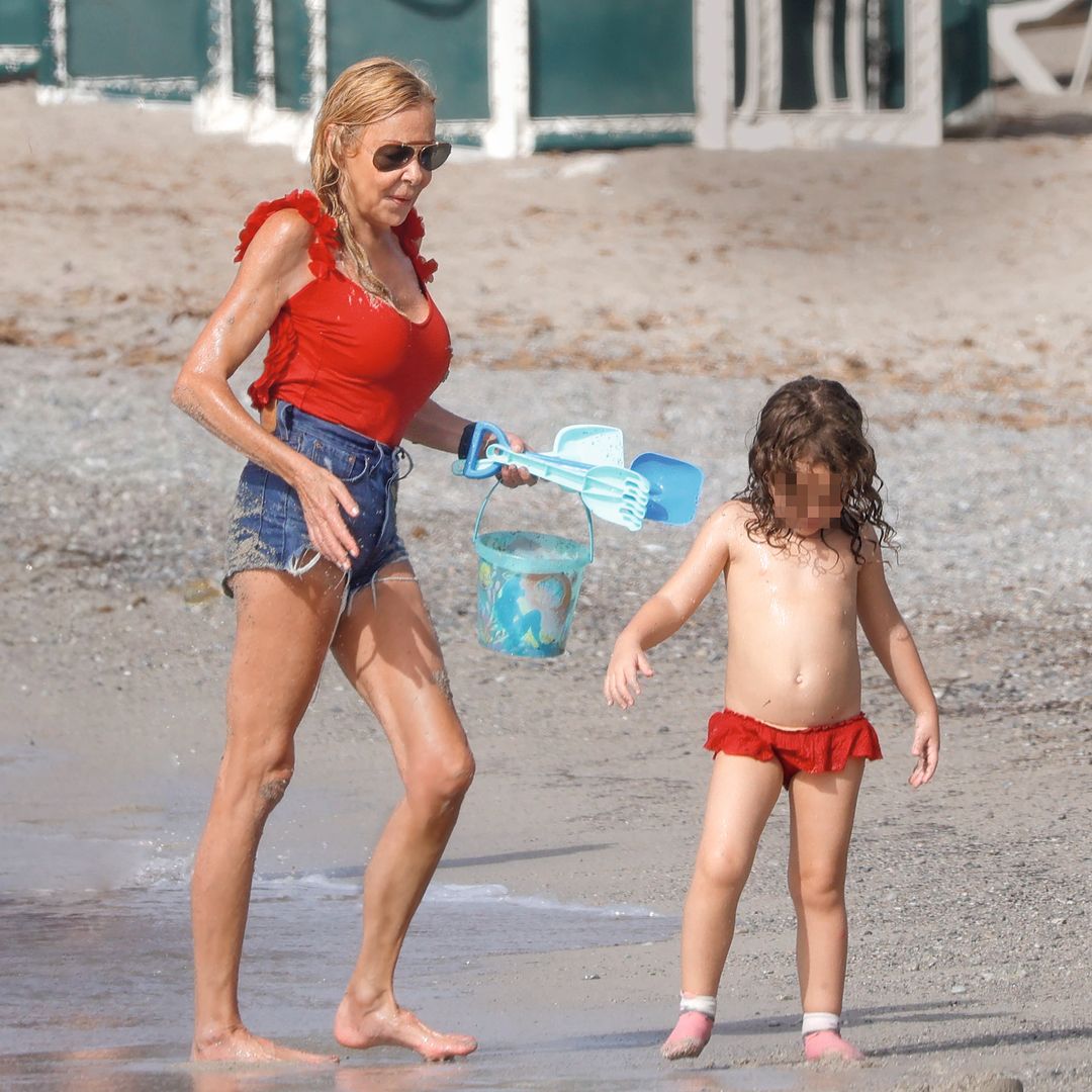 Anita y Ana Obregón paseando por la orilla y disfrutando de una tarde de playa juntas en Mallorca