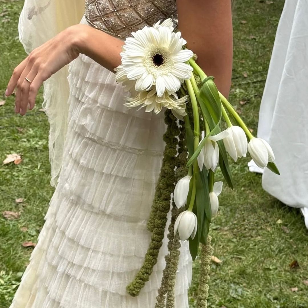 Olvida el ramo: los bolsos de flores son la nueva tendencia para las novias más originales 
