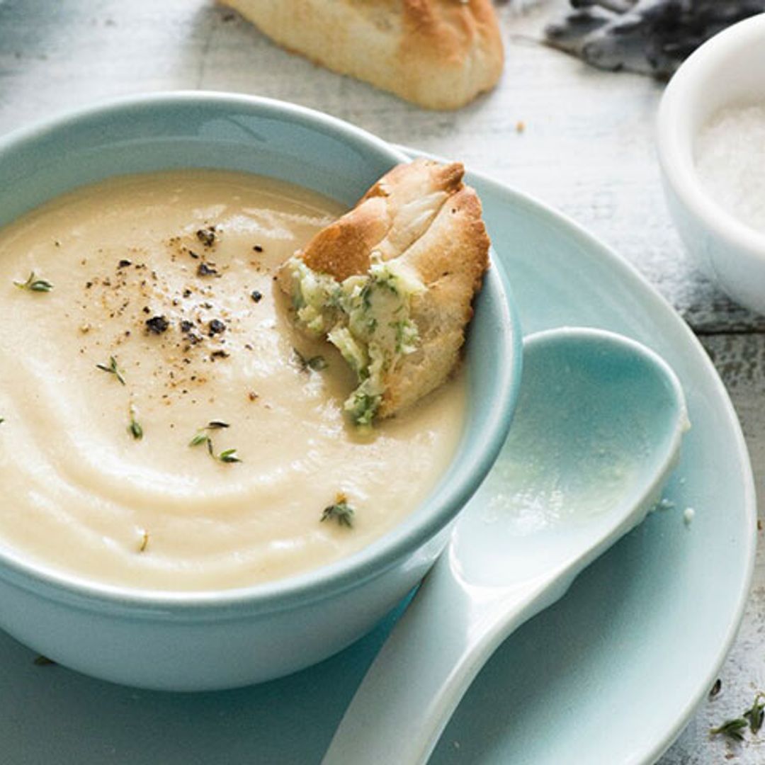Crema de coliflor con cominos y tostada con mantequilla de ajo