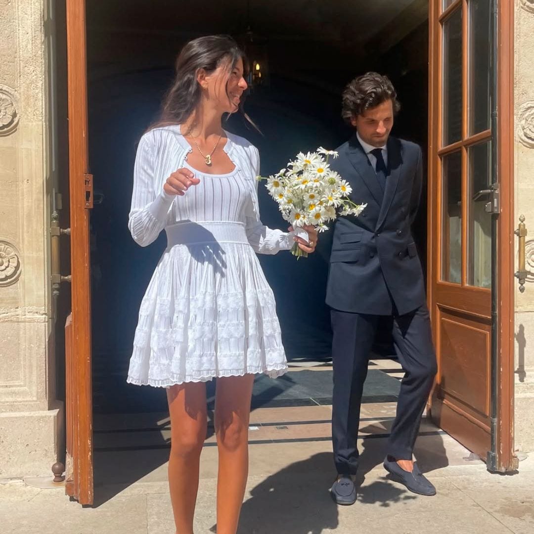 La modelo estrella de Zara se ha casado en París con un minivestido de novia italiano y un ramo de margaritas