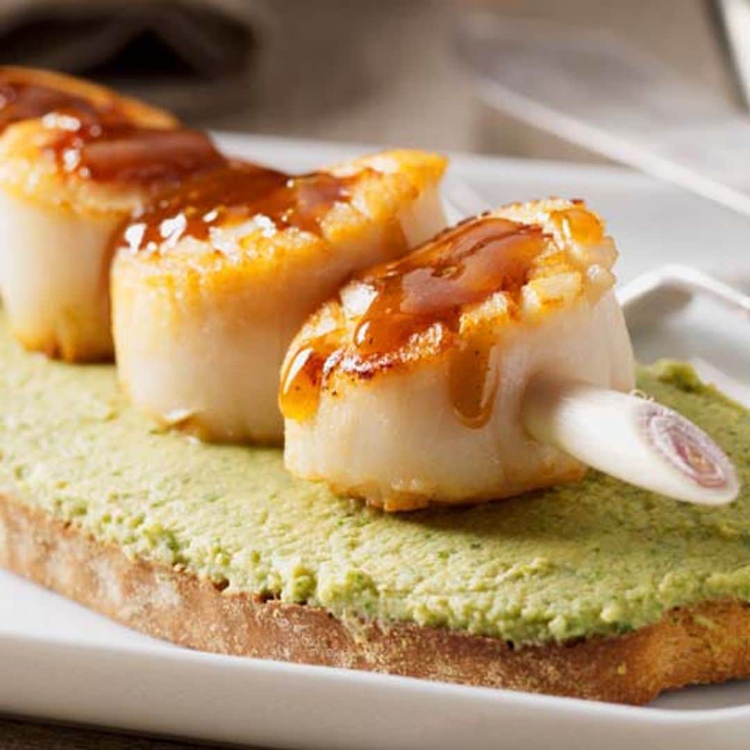 Tosta de hummus de guisantes con vieiras