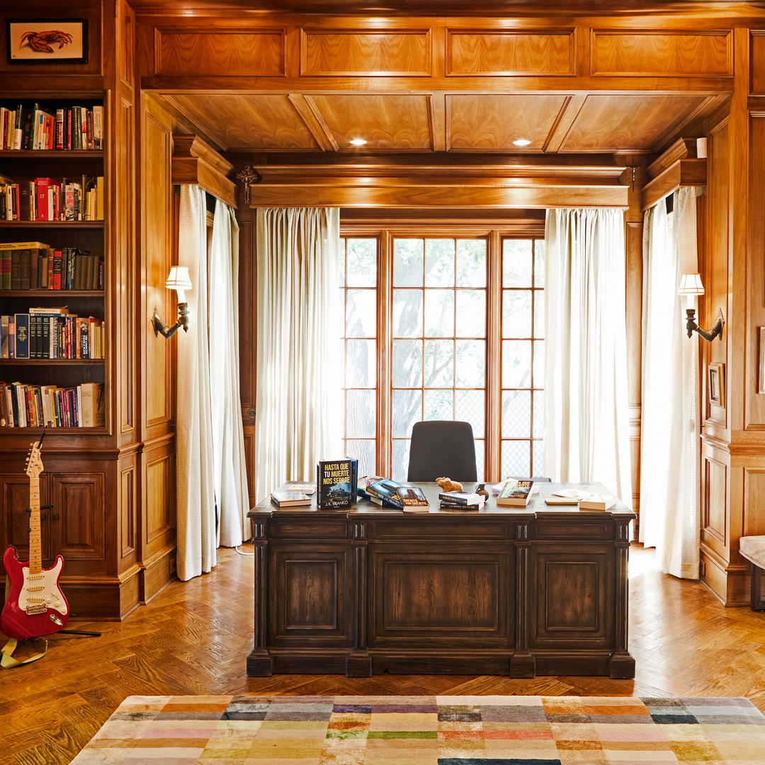 La sala completamente revestida de madera en la que se encuentra el despacho del autor de novela negra 