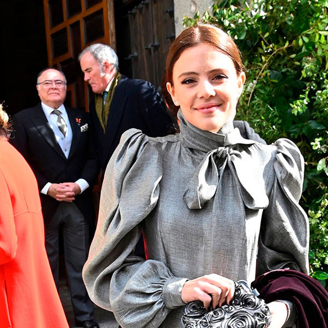 El look de Isabel Hernáez en la boda de Ana Sainz, pura inspiración para eventos de invierno