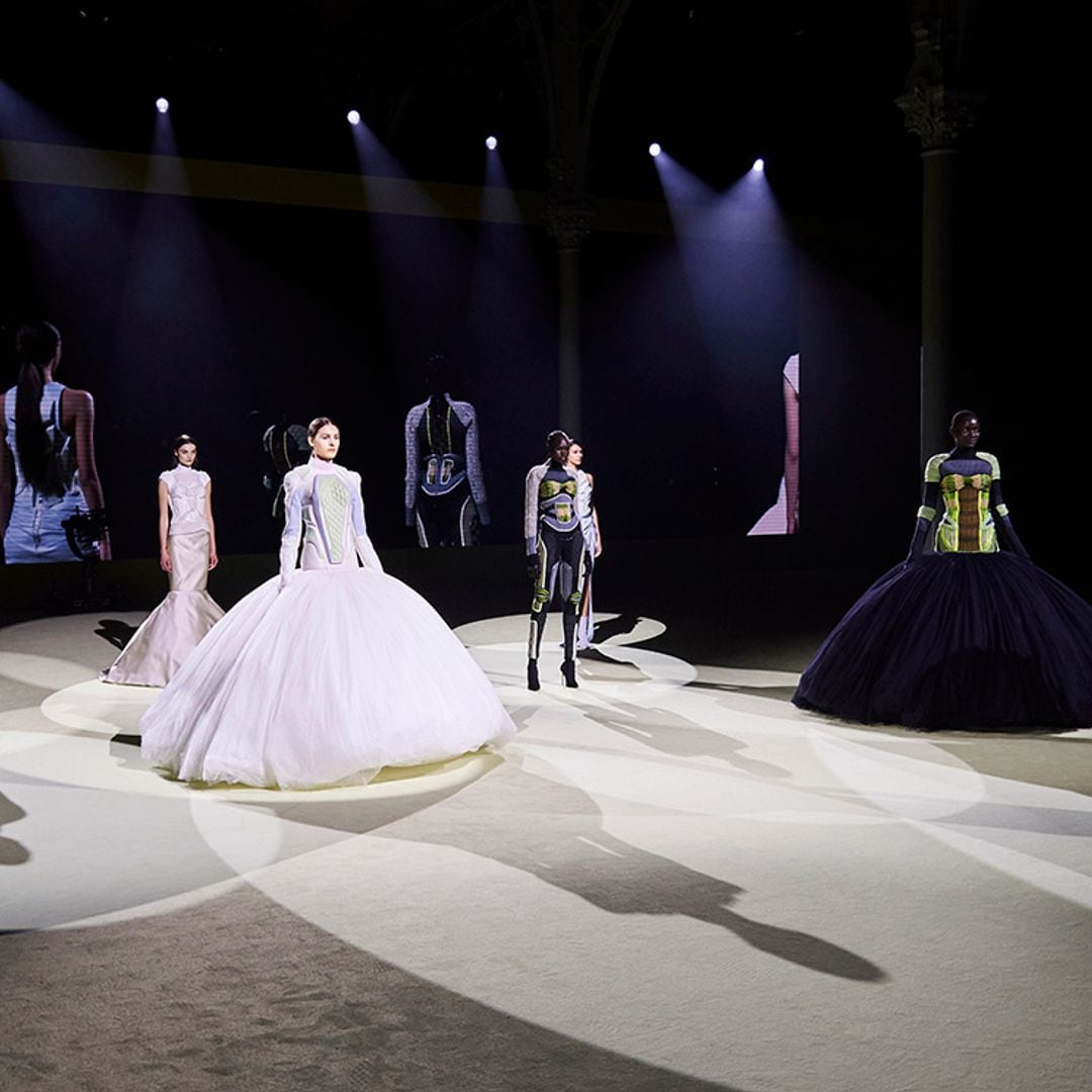 Armaduras futuristas y un mensaje de paz, así es la nueva colección de Balmain