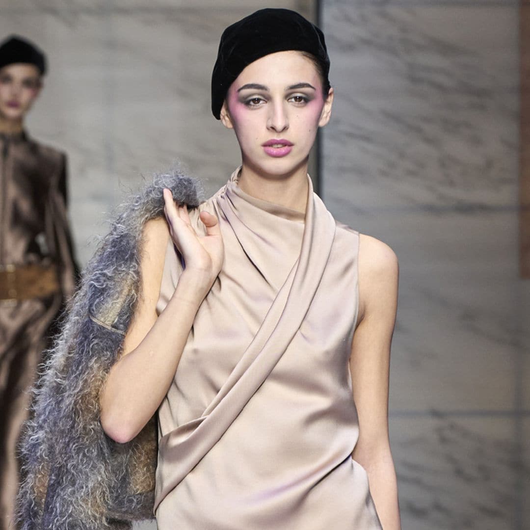 Armani redefine la silueta femenina con telas ligeras y sedosas