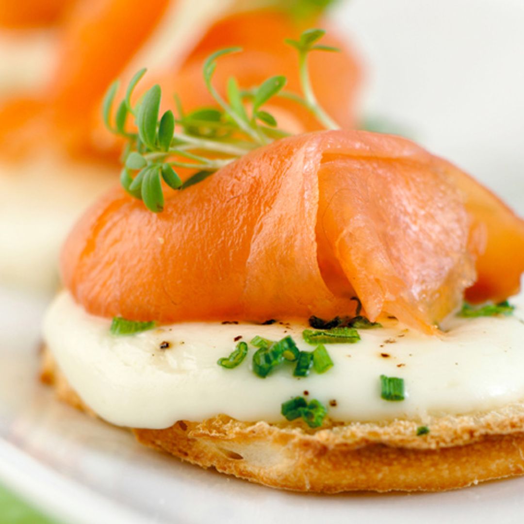 Canapés de salmón ahumado con 'mozzarella'