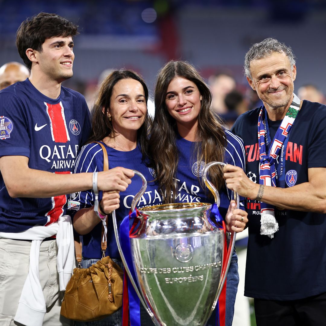 Sira Martínez, junto a sus padres, Luis Enrique y Elena Cullell, y su hermano Paco, celebrando la victoria del Paris Saint-Germain, que entrena su padre, en la UEFA Champions League en 2025