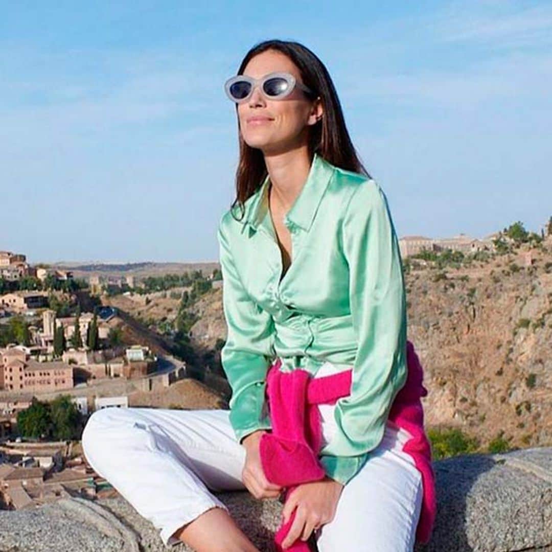 Los zapatos planos con los que Sassa de Osma transforma su pantalón blanco en el look más 'chic'