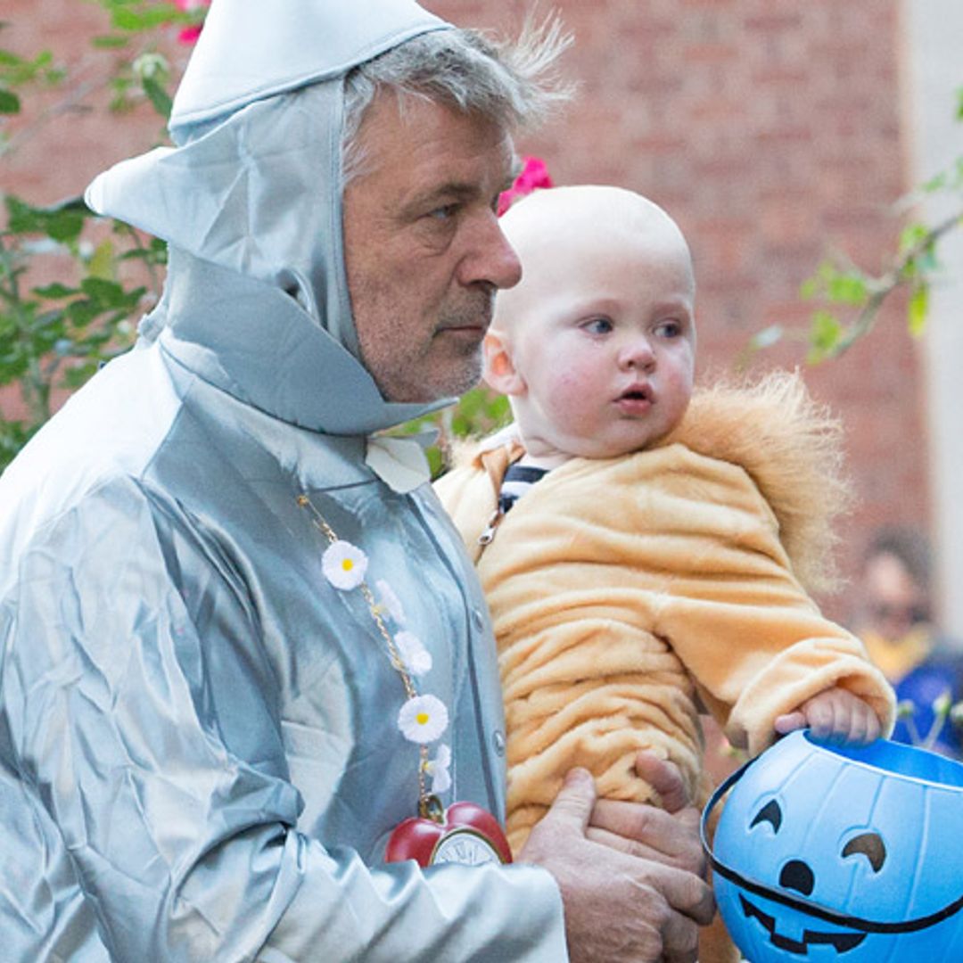 Alec Baldwin, caracterizado como 'el Hombre de Hojalata', viaja a ‘Ciudad Esmeralda’ con su familia por Halloween