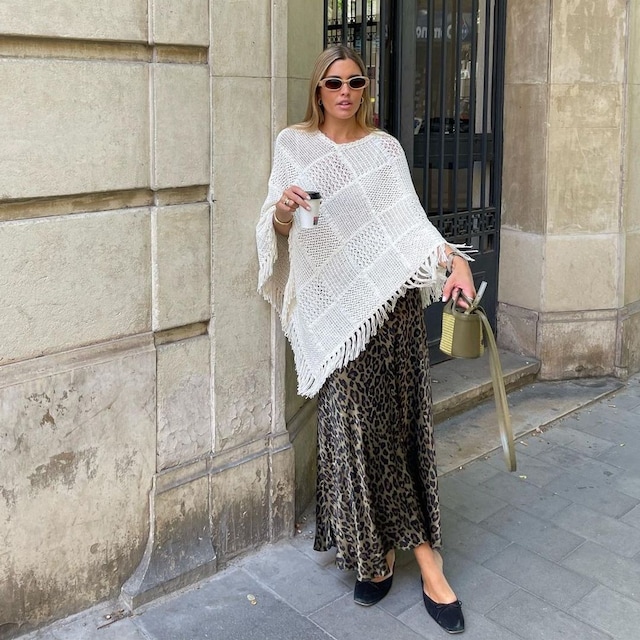 Influencer con capa y falda animal print