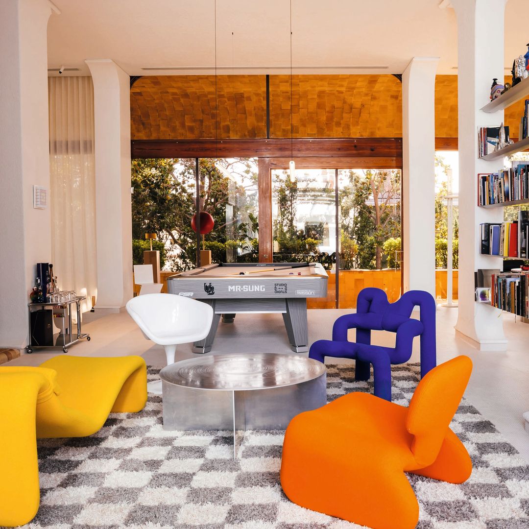 Pantone mezcla en su espacio iconos del diseño contemporáneo (Arad, Starck) con muebles escultóricos y piezas experimentales, creando un salón que funciona casi como una galería de diseño habitable. 