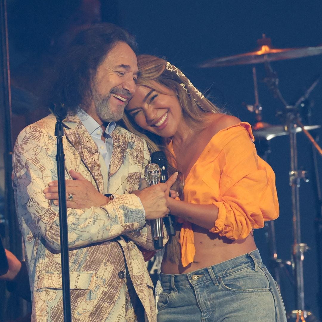 Karol G en su presentación con Marco Antonio Solís
