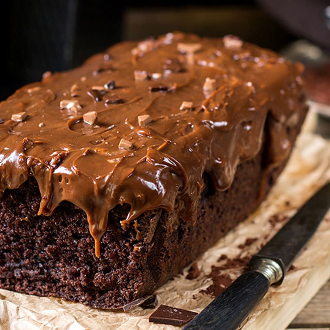 Cuatro trucos para conseguir un bizcocho de chocolate suave y esponjoso