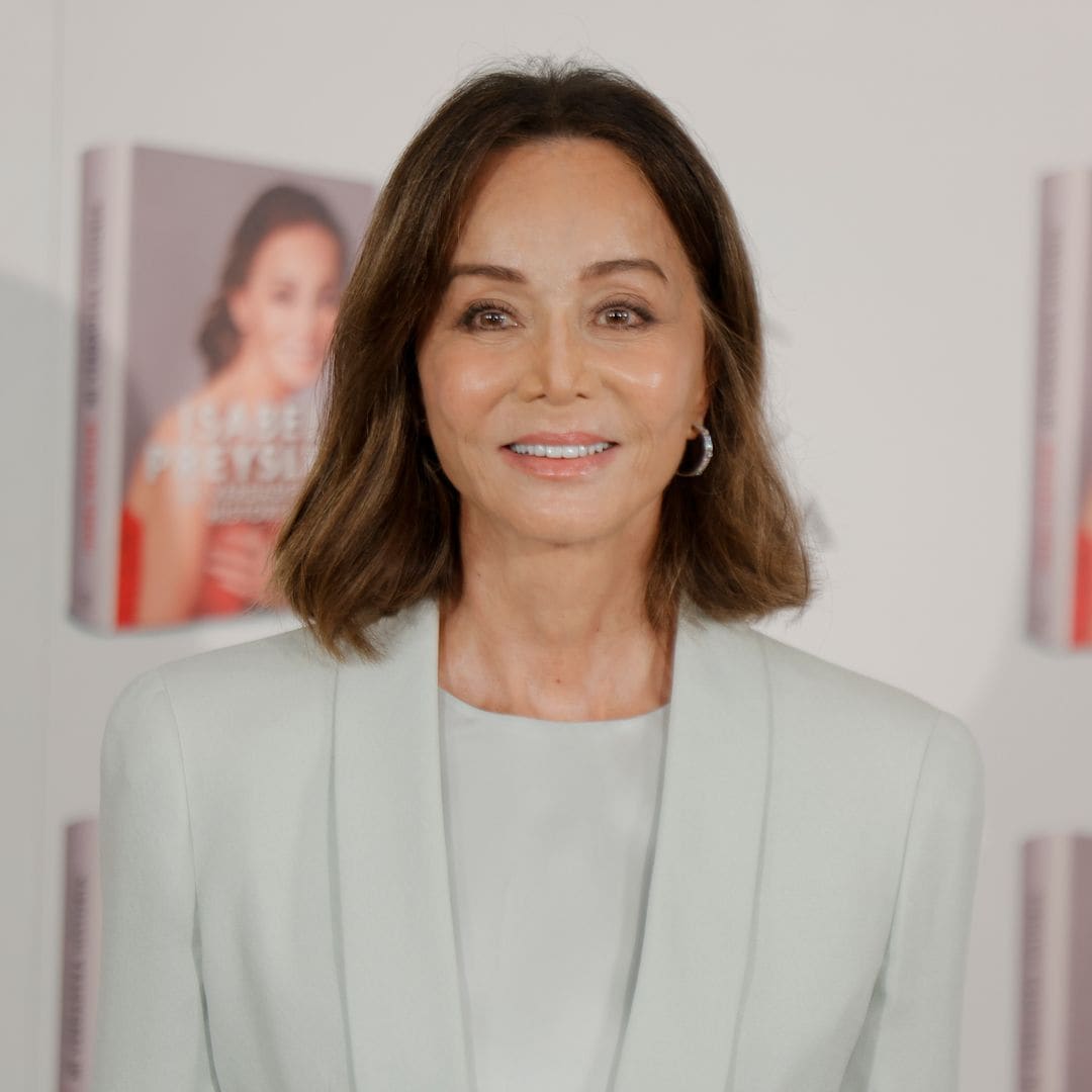 Isabel Preysler presenta sus esperadas memorias con un traje hielo italiano: lo que quiere transmitir con su look