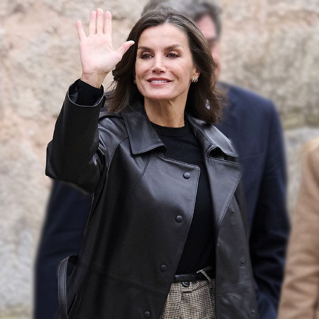 Cómo combinar la gabardina de cuero que tiene la reina Letizia y también gusta a las 'celebrities'