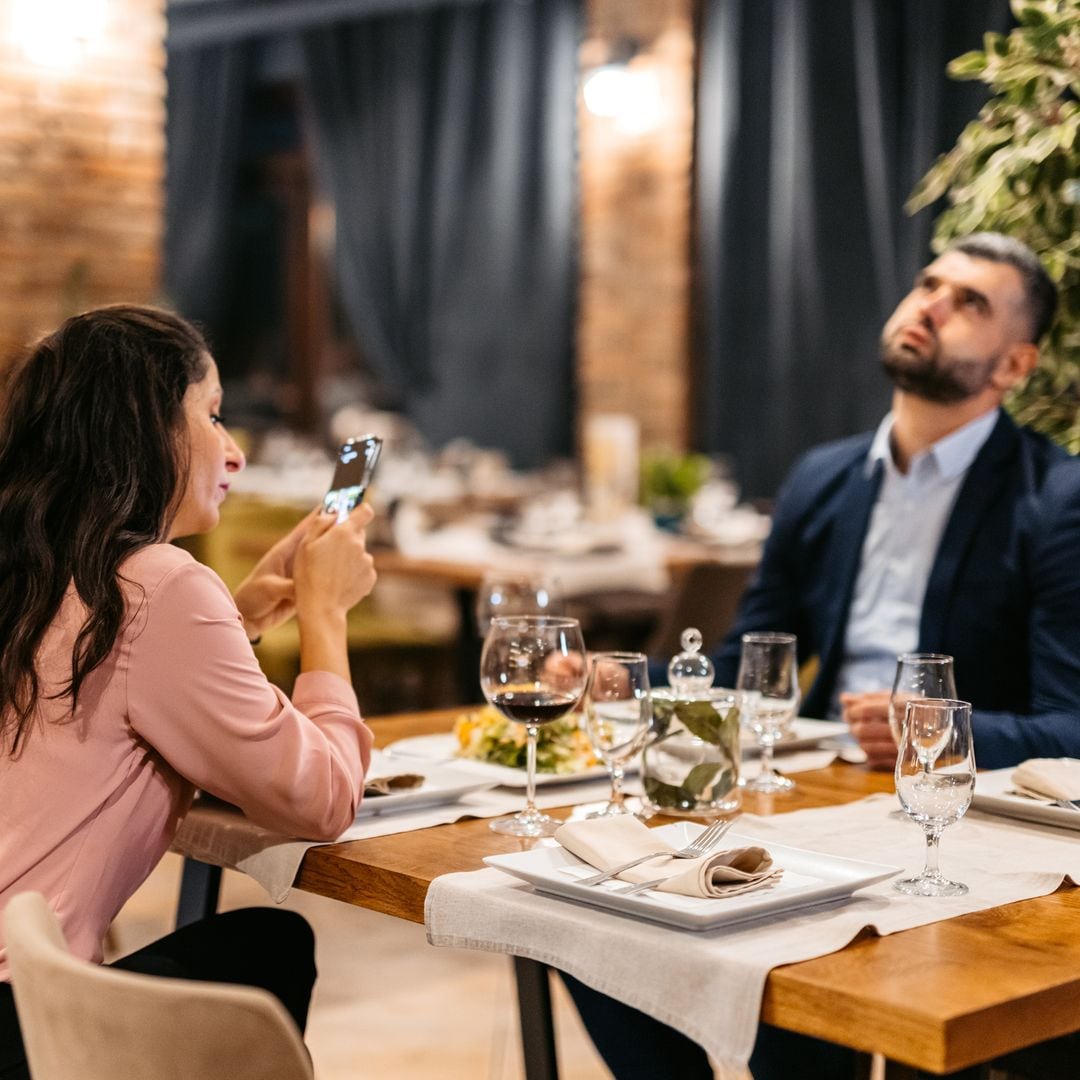 El gesto que haces con el móvil y que, según una psicóloga, le dice a tu pareja: "No eres lo suficientemente importante"