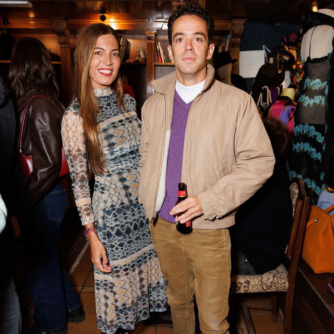 Cristina Fontcuberta de Bustos, hija de la duquesa de Estremera y del fallecido marqués de Bellamar, junto a Tristán Álvarez- Pickman Coronel, descendiente del marqués de Pickman, fundador de las vajillas La Cartuja, durante la fiesta de homenaje a Antonio Flores