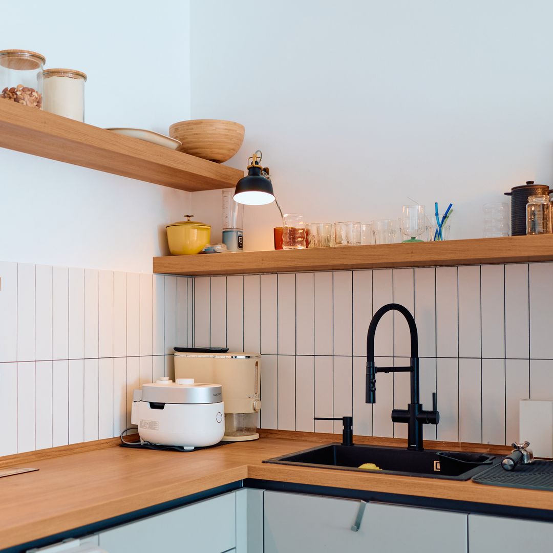 Si tu cocina es muy pequeña, este escurreplatos plegable y de secado rápido es el truco perfecto para ganar espacio