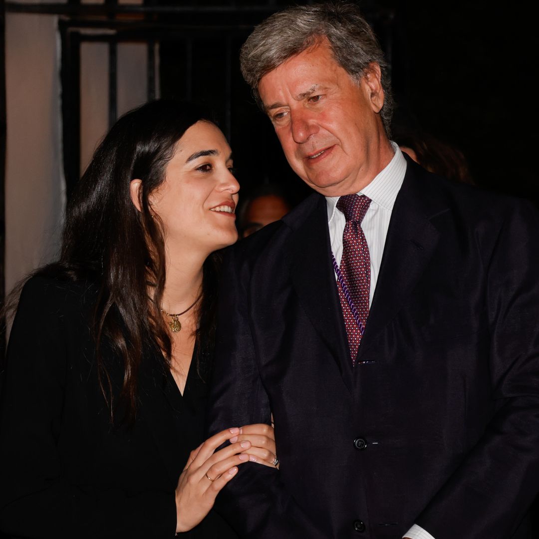 El lapsus de Cayetano Martínez de Irujo en la 'madrugá' del Jueves Santo, ante la atenta mirada de su mujer, Bárbara Mirjan