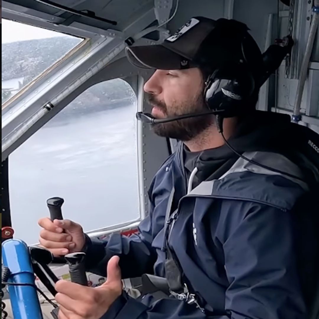 Maxi Iglesias pilotando un hidroavión en la Columbia Británica, Canadá