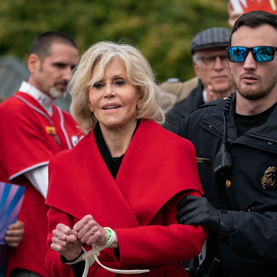 Jane Fonda anuncia que su famoso abrigo rojo 'de los arrestos' será la última prenda que comprará
