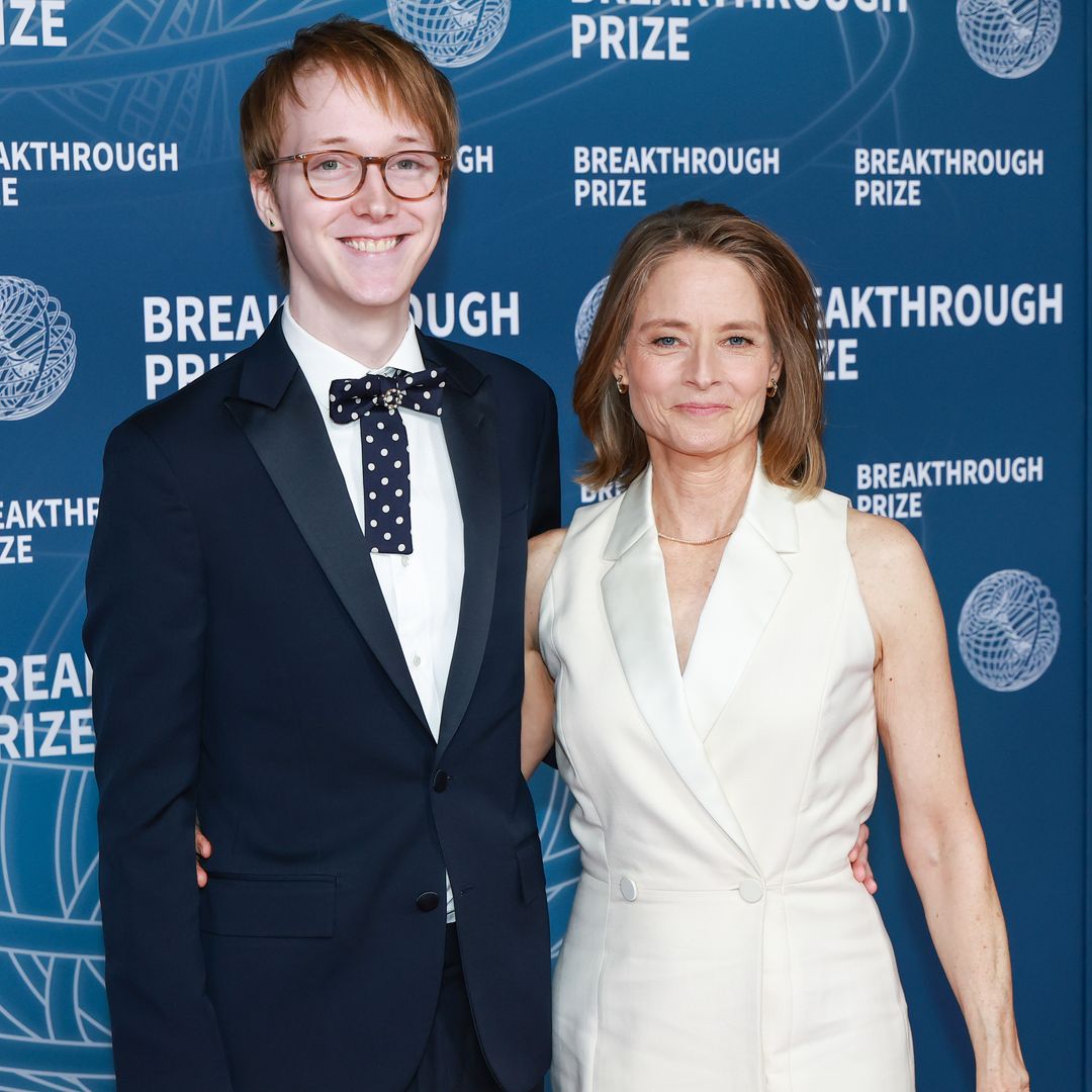 Jodie Foster presume de 'hijo científico' en una inusual aparición pública juntos