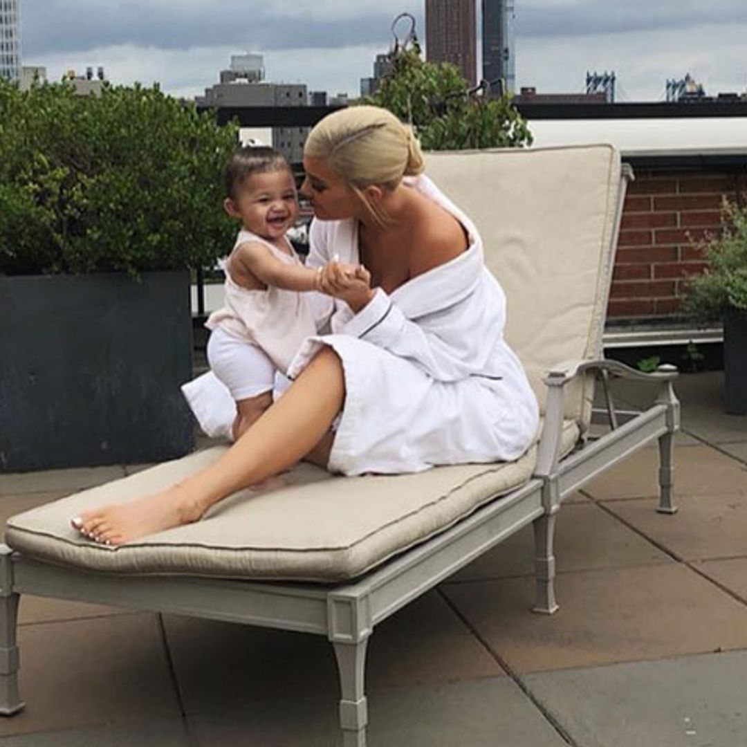 Kylie Jenner y Travis Scott demuestran que su hija Stormi es la niña más risueña