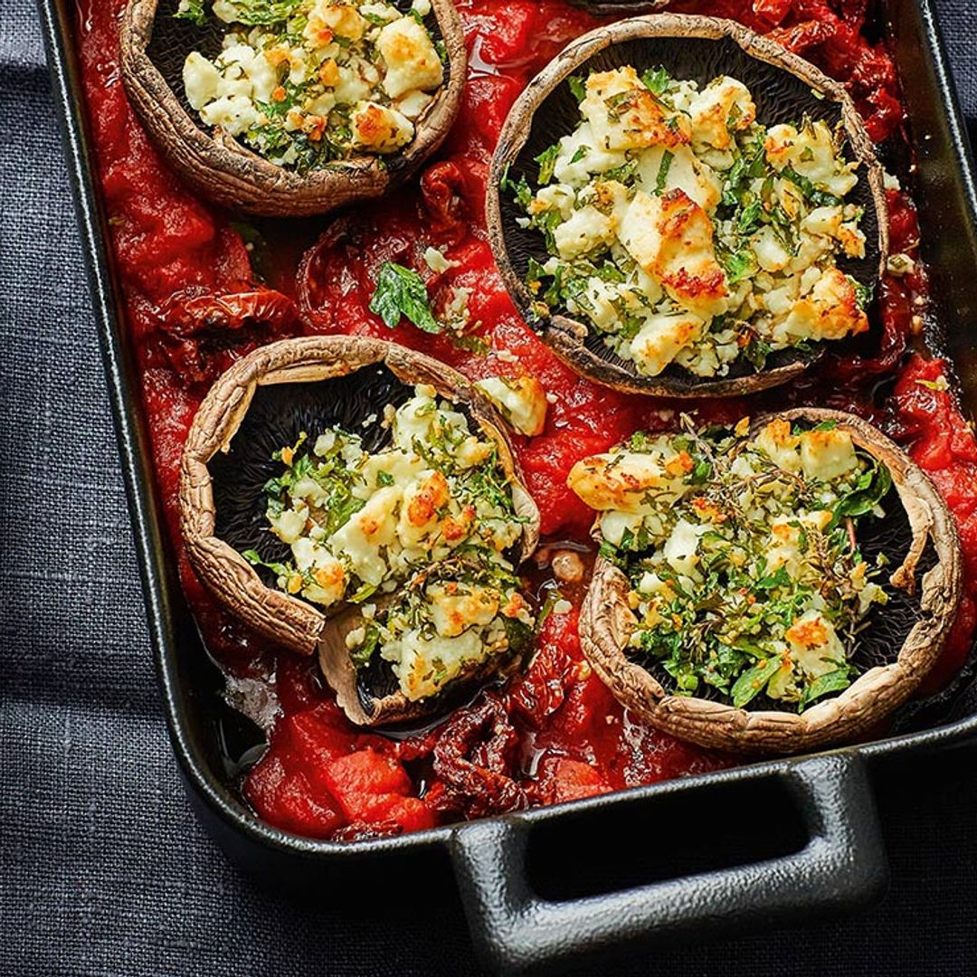 Champiñones rellenos de queso feta y hierbas frescas con salsa de tomate