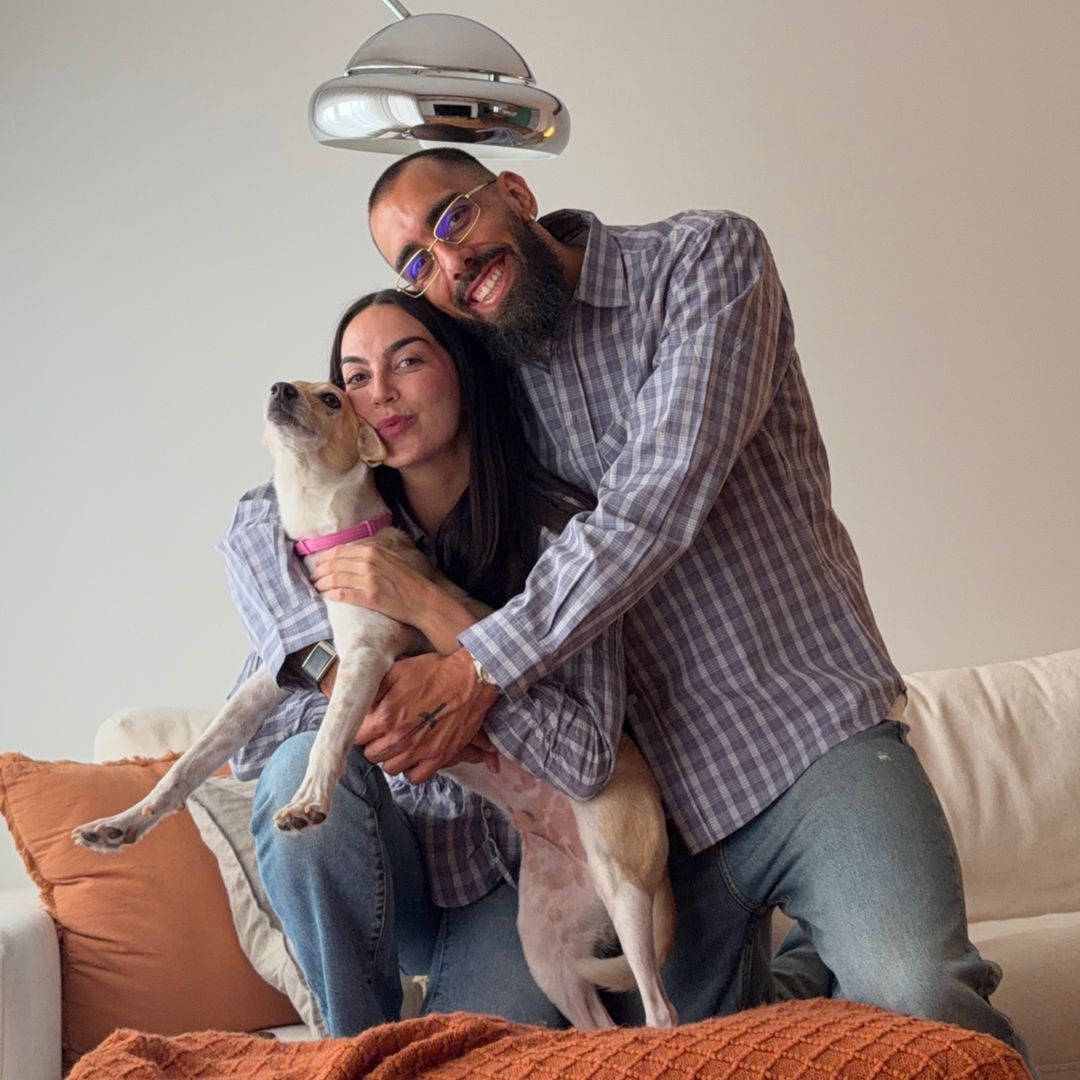 El antes y después de la casa de Borja Iglesias y María Valero en Madrid: de un piso de los años 70 a un hogar de espacios abiertos, madera y verde salvia