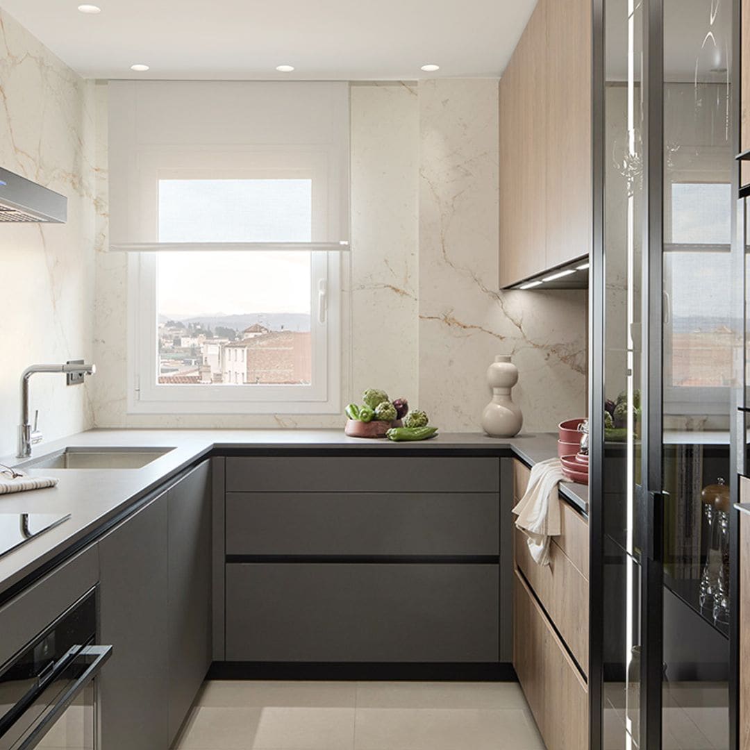 De cocina anticuada y desaprovechada a cocina de diseño con gran capacidad de almacenaje