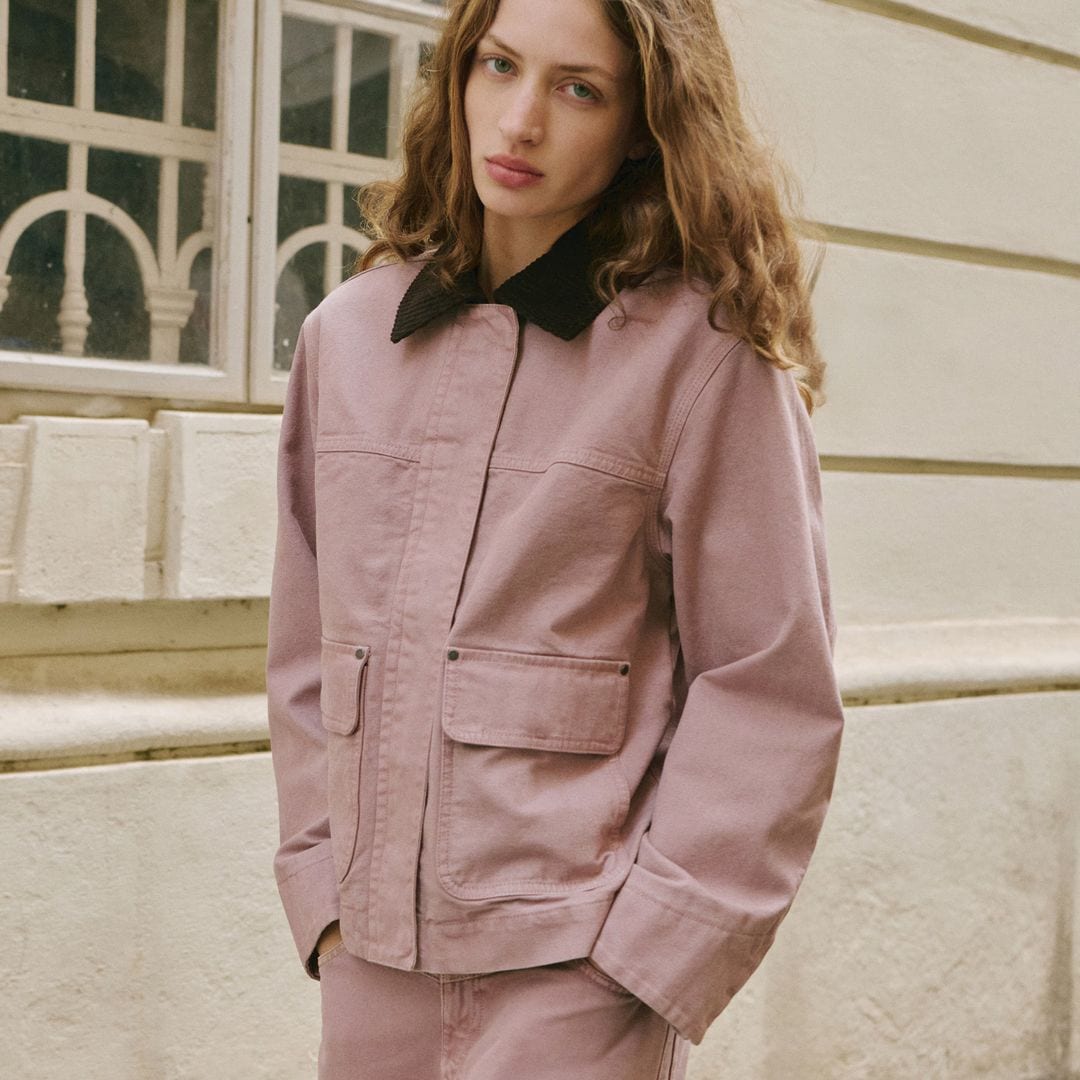 Chaqueta vaquera rosa con cuello de pana