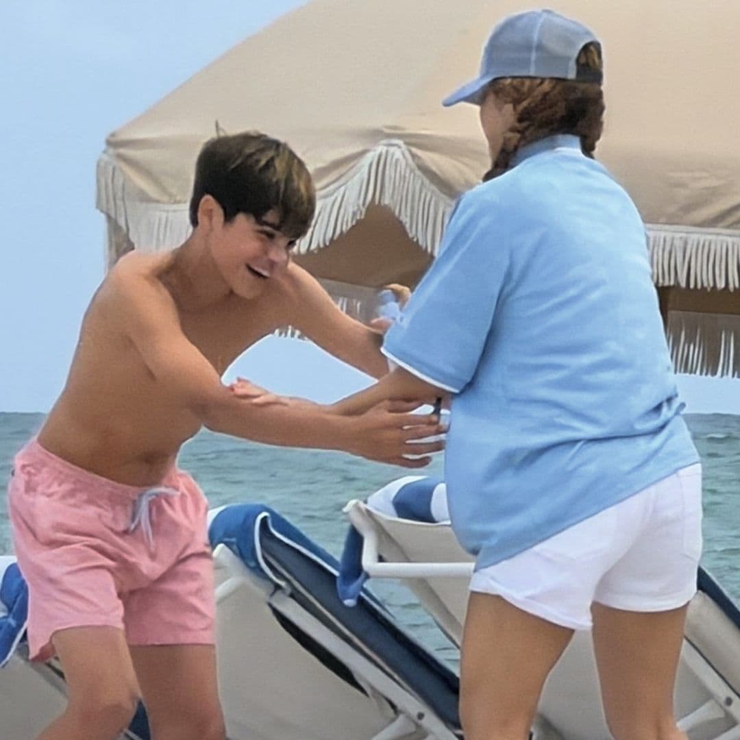 Shakira jugando en la arena con su hijo Milán