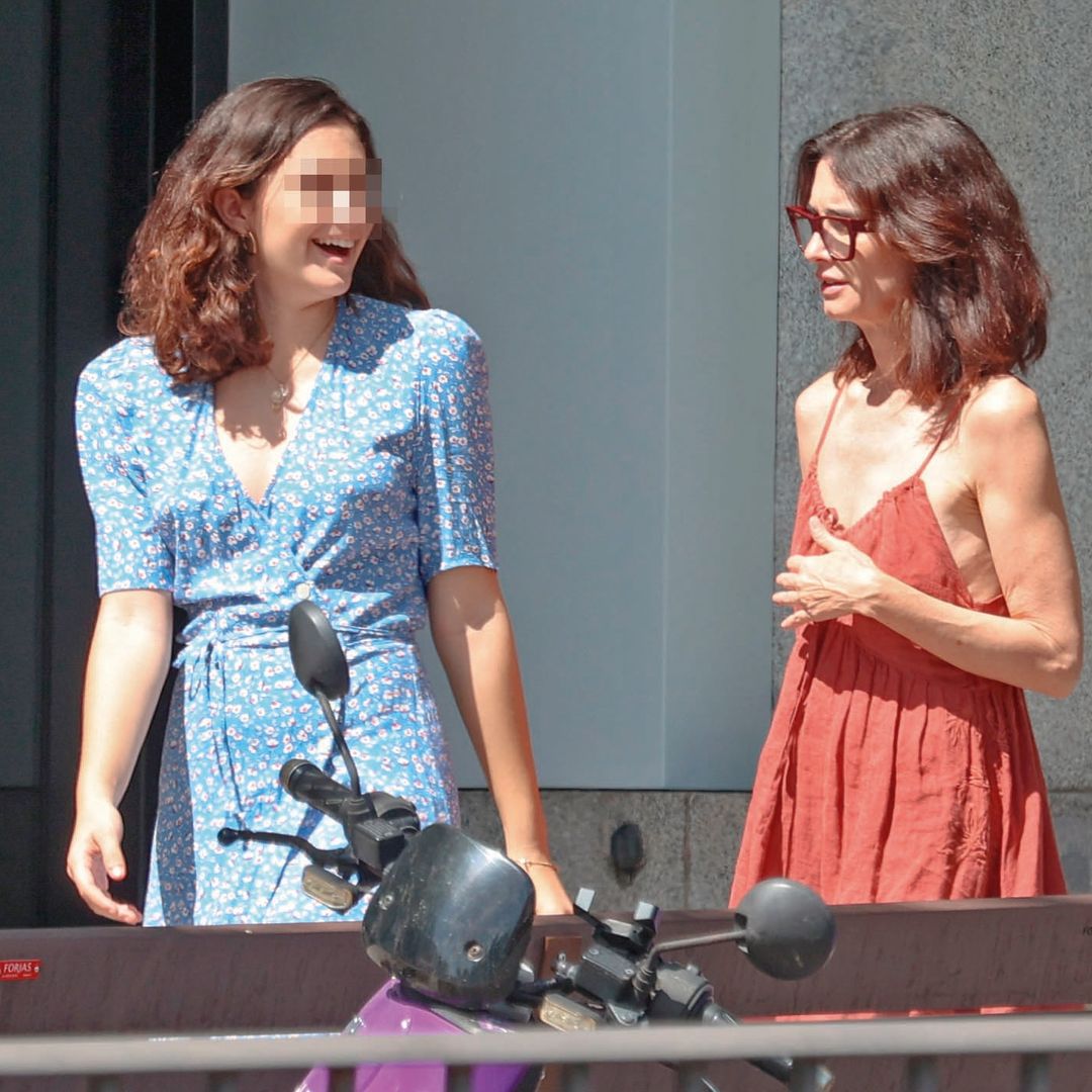 Paz Vega junto a su hija de 17 años Ava por las calles de Madrid