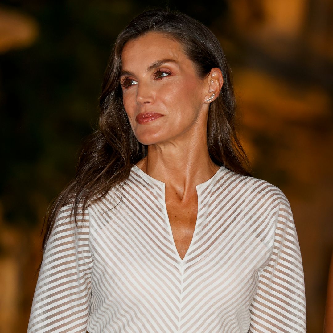 La reina Letizia, muy elegante y luminosa con su vestido semitransparente de rayas que marca la diferencia en Marivent