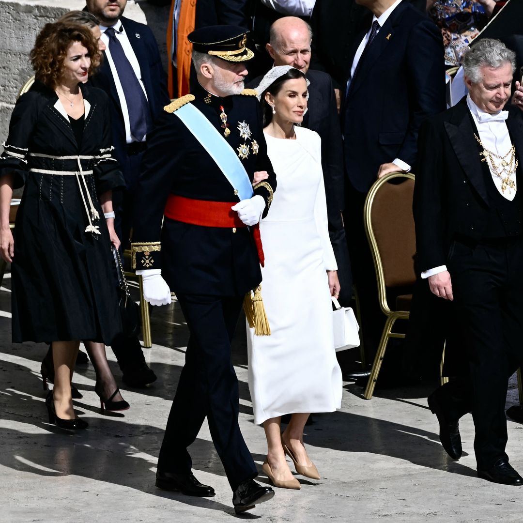 El rey Felipe y la reina Letizia, de blanco y con mantilla, en la misa inaugural del Papa León XIV