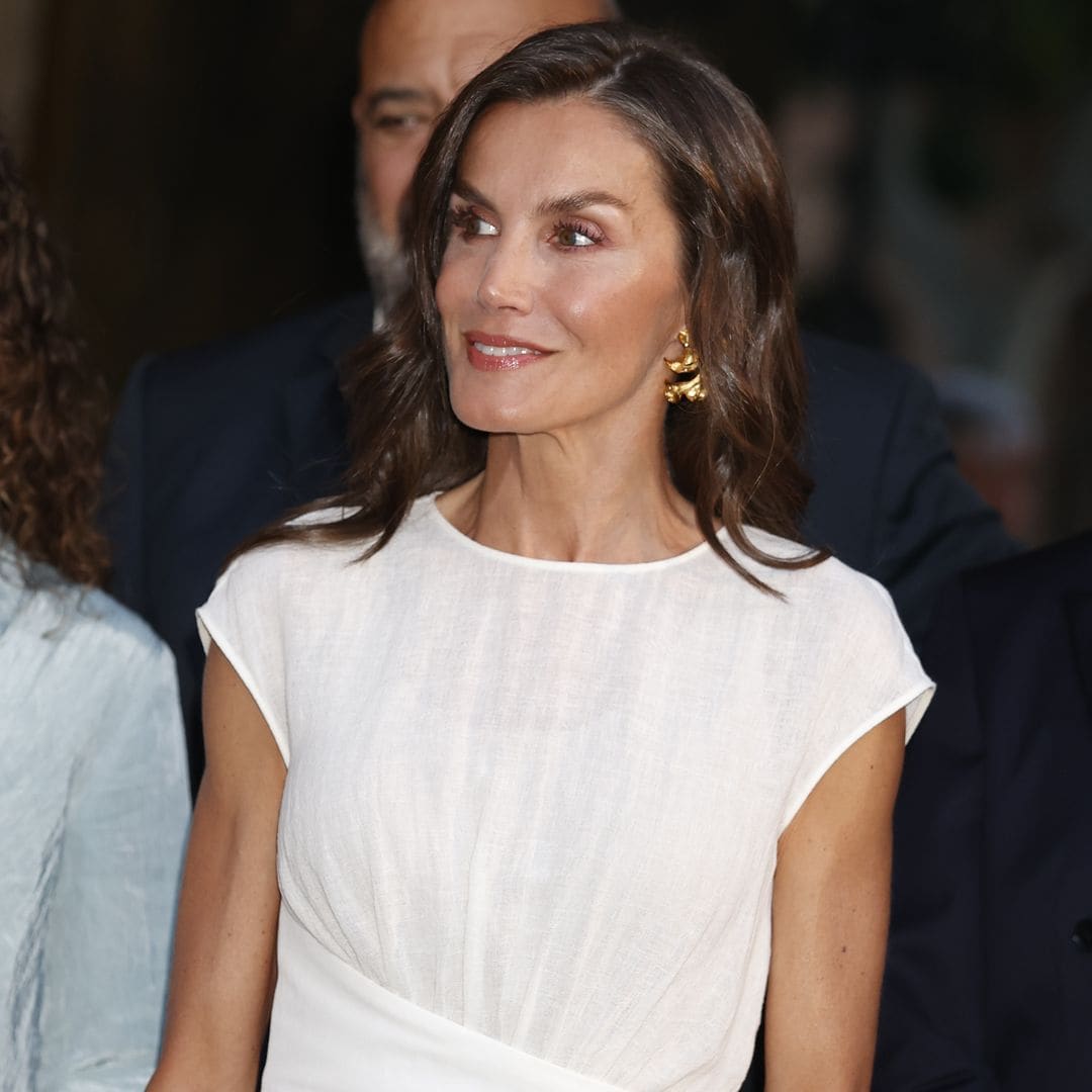 La Reina estrena un vestido blanco con truco e innovador brazalete para la gran fiesta cinematográfica de Mallorca