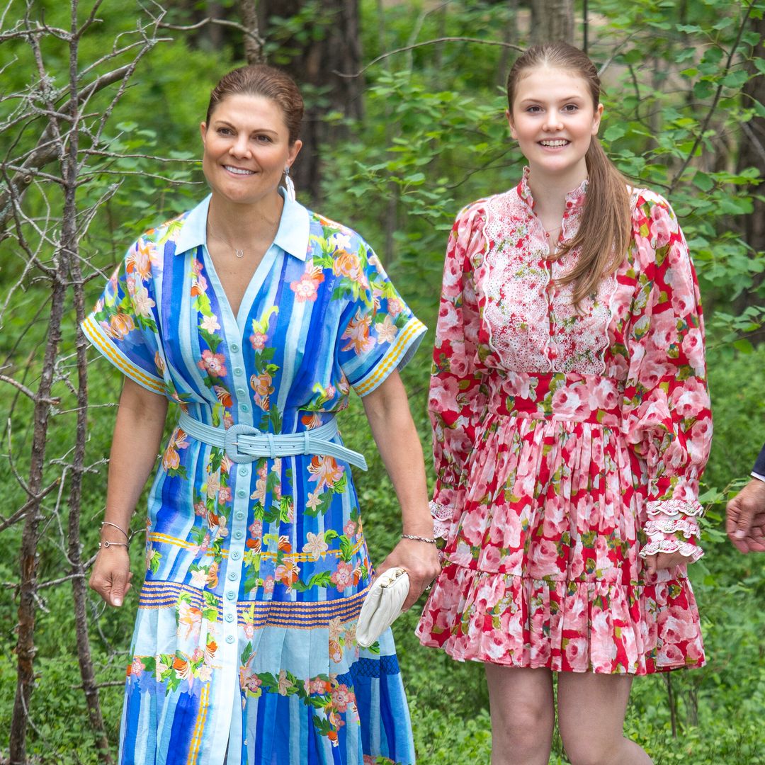 Victoria y Estelle de Suecia hacen 'match' con sus vestidos camiseros de flores y zapatillas blancas