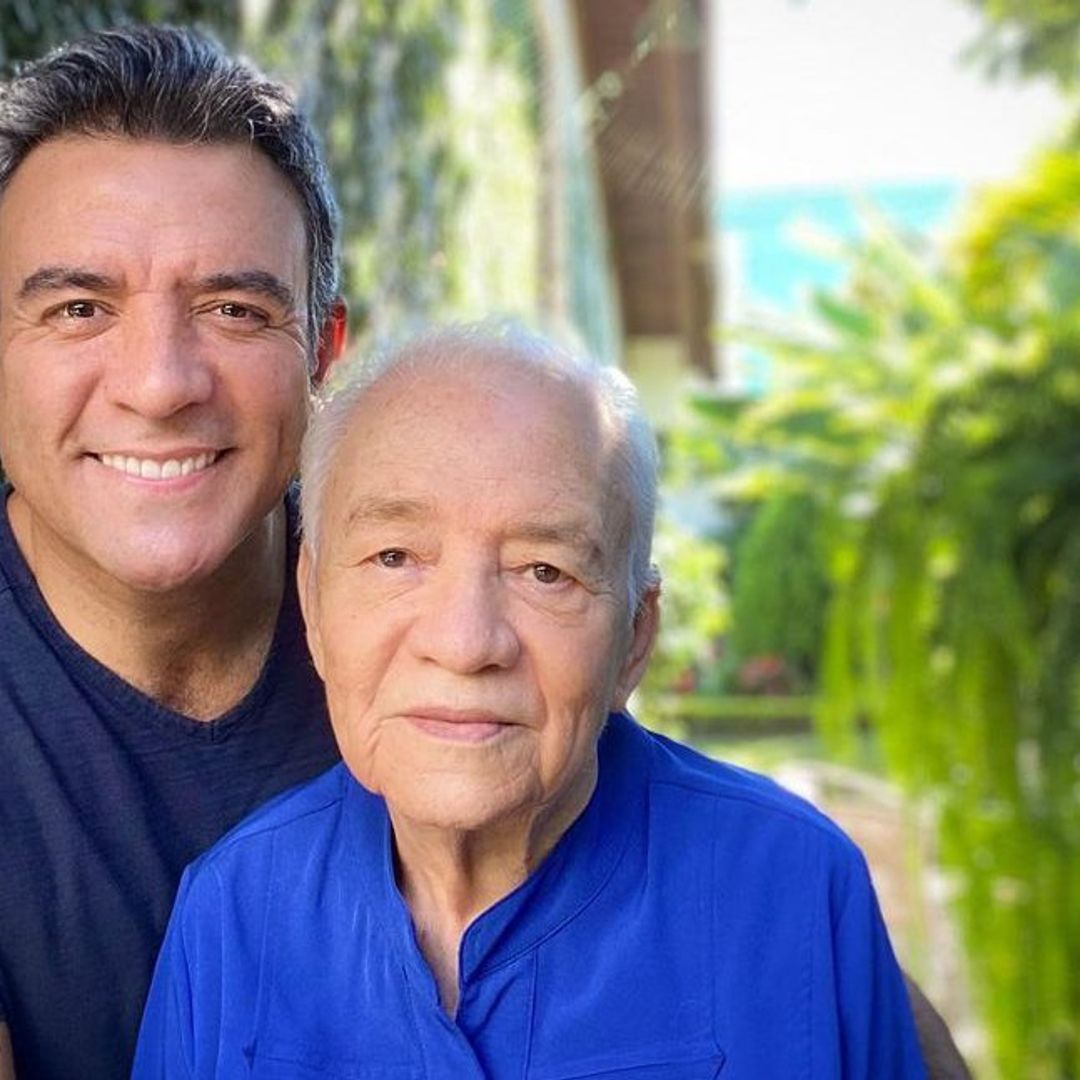 Héctor Sandarti se divierte de lo lindo con su mamá tras meses sin verla