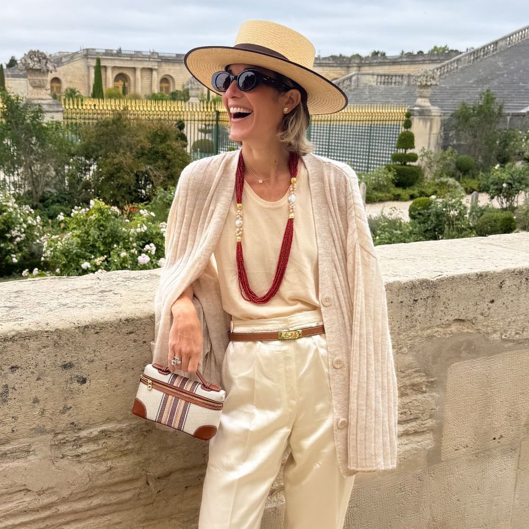 Lino blanco, collares multicolor y sombreros de rafia: Inés de Cominges, María de la Orden y sus amigas aristócratas se van de escapada a Versalles
