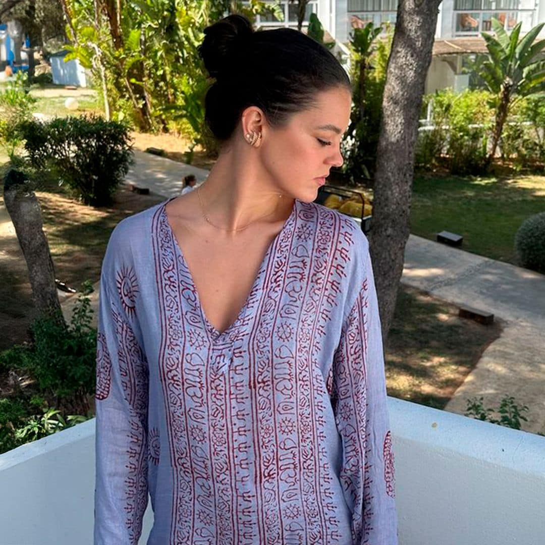 Isabelle Junot confirma el triunfo del vestido túnica como el uniforme de vacaciones más cómodo y 'chic'