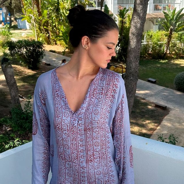 Isabelle Junot con vestido túnica