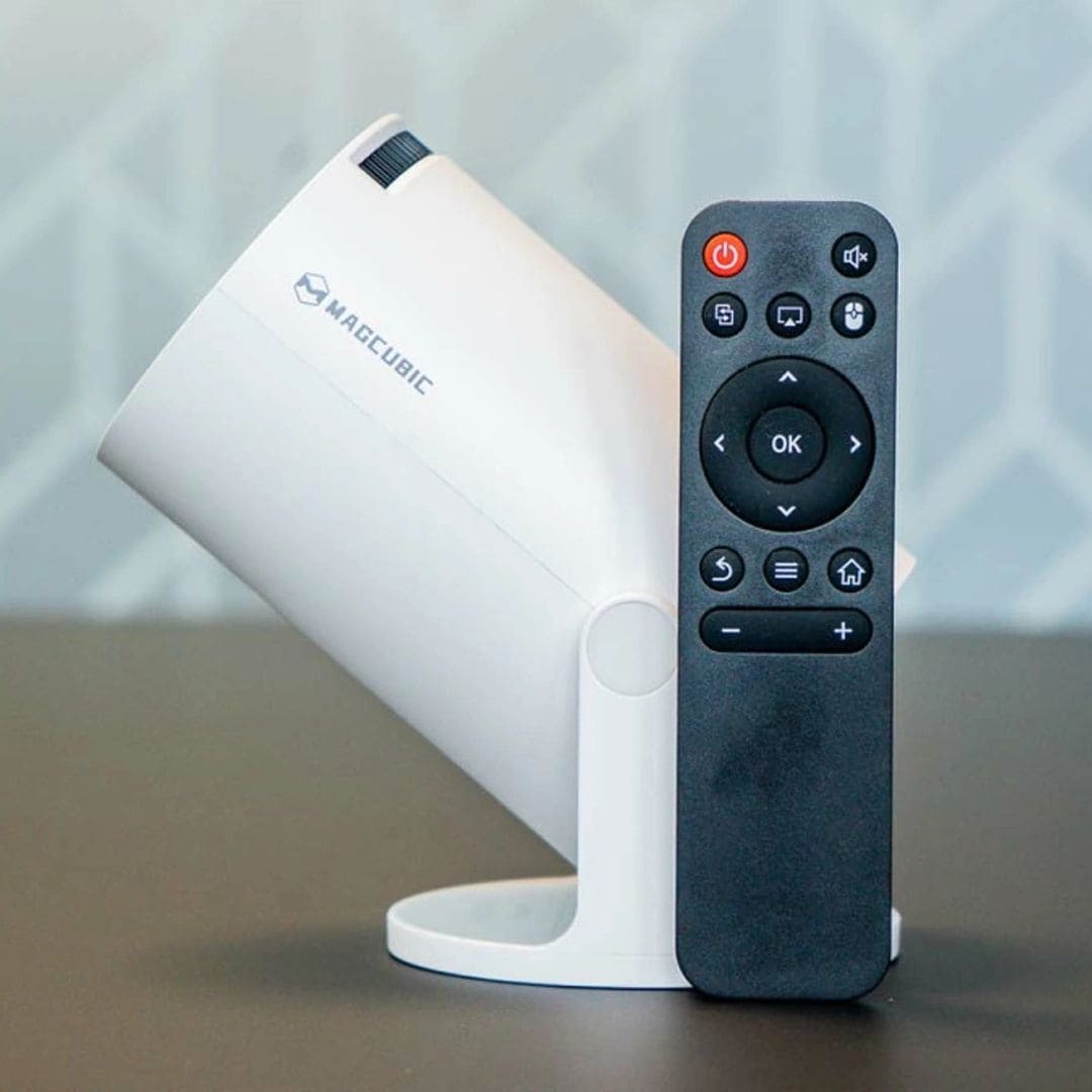 Así es el proyector minimalista que convierte cualquier rincón de tu hogar en tu cine por menos de 25€