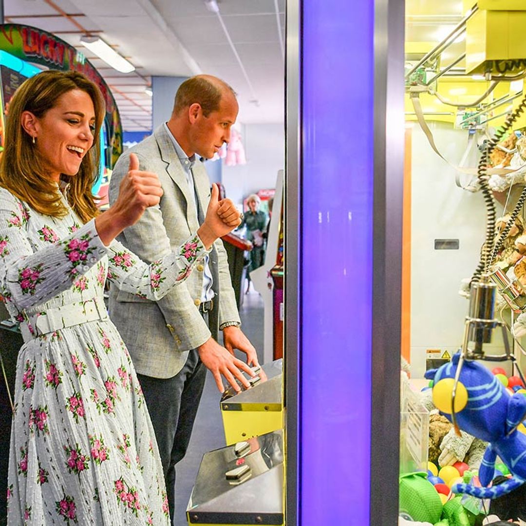 Los duques de Cambridge 'compiten' entre risas en los recreativos, ¿a quién se le da mejor?
