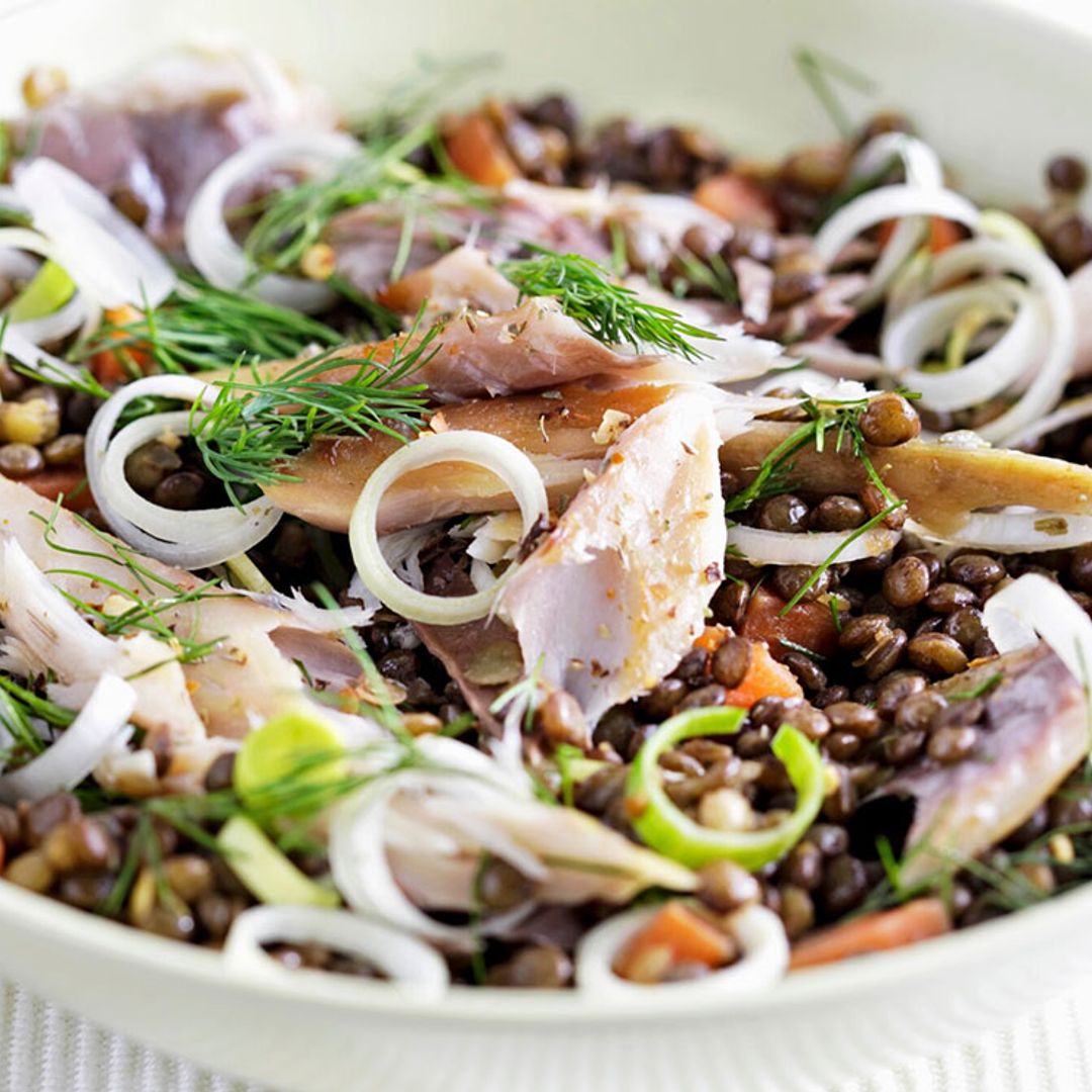 Ensalada de caballa ahumada con lentejas, cebolleta y zanahoria