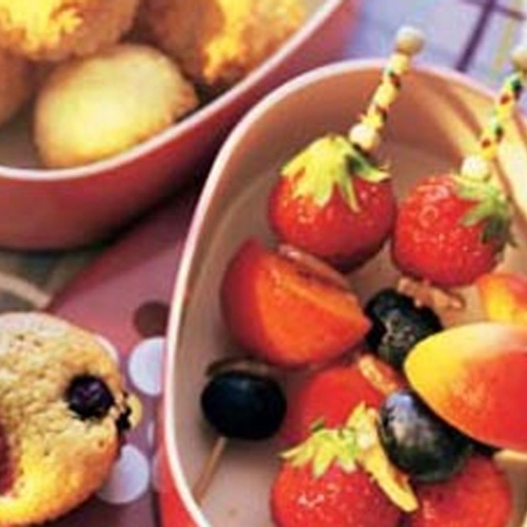 Brochetas de frutas con bolitas de coco y magdalenas