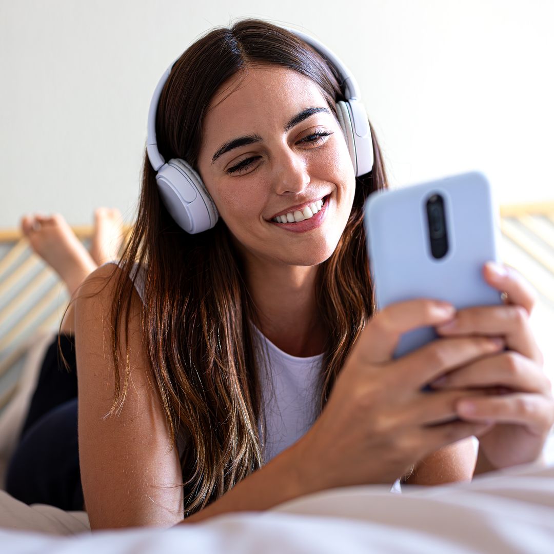 Qué significa que escuches los audios que mandas en WhatsApp, según la psicóloga Lara Ferreiro