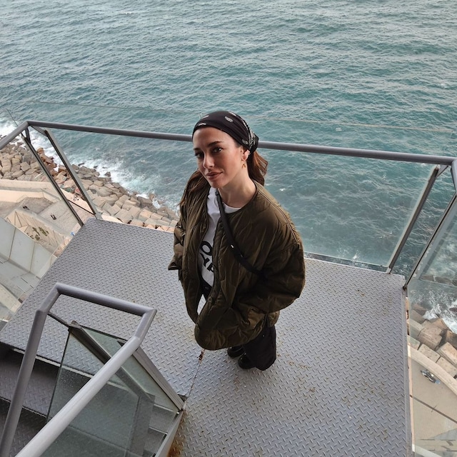 Blanca Suárez posando con en el mar de fondo y una bandana en el pelo