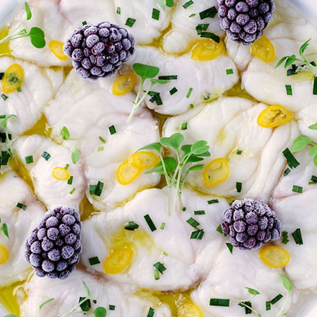 Mero marinado con zumo de lima y chile y moras congeladas